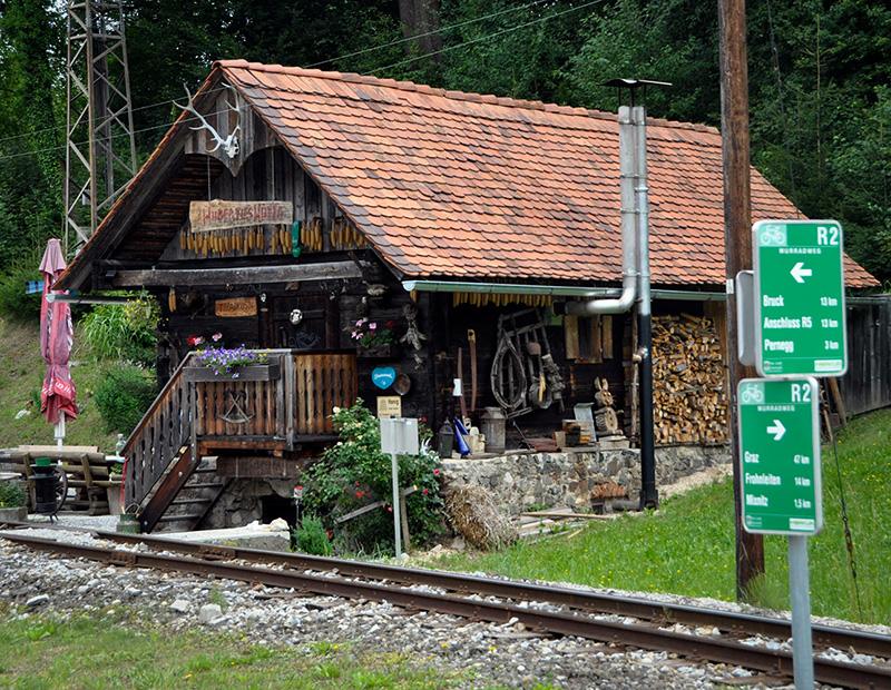 lesena železniška postajica ob progi